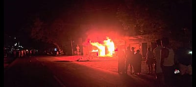 பரமத்திவேலூரில் பிரபல புத்தகக் கடையில் தீ: பல லட்சம் மதிப்பிலான பொருள்கள் எரிந்து நாசம்